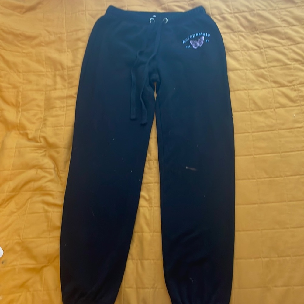 Sweatpants cuffed with drawstring